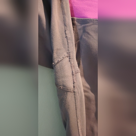 *flawed* Lululemon cropped leggings - Picture 5 of 5